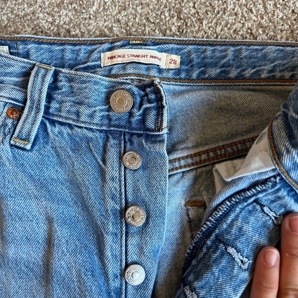 Levi's Premium Ribcage Straight Ankle Jeans Light Blue Denim Size 28 High Rise - Picture 2 of 9